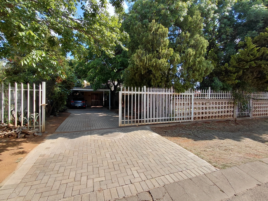 To Let 2 Bedroom Property for Rent in Flamwood North West